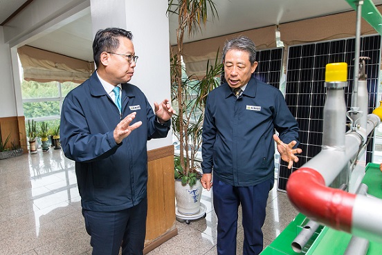 △송종욱(왼쪽) 광주은행장이 12일 광주지역 중소기업을 방문해 현장 의견을 청취하고 있다./사진=광주은행