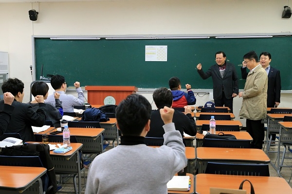 15일 건국대학교 서울캠퍼에서 진행된 롯데그룹 간부승진 자격시험에서 황각규 롯데지주 대표이사(맨 앞줄 좌측에서 첫번째)가 응시자들을 격려하고 있다. 롯데그룹 제공