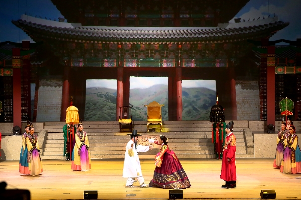 14~15일 양일간 세종문화회관에서 열린 크라운해태제과 '제13회 창신제'에서  국악뮤지컬 '심청'이 진행되고 있다. 크라운해태제과 제공