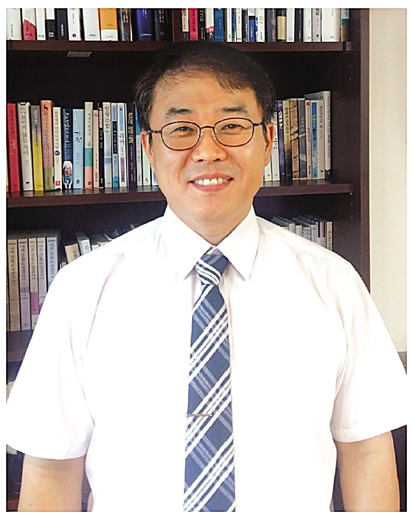 김 영 진 ㈜와이즈에프엔파트너스 대표•1990~1995년: 한국석유화학공업협회 기획조사부•1995~2000년: 한화석유화학 및 한화그룹 구조조정본부•2000~2006년: 한화증권, 우리증권 리서치센터•2006~2008년: 미래에셋자산운용 글로벌자산배분`&`리서치 본부장•2009~2010년: KB투자증권 리서치센터 센터장직무대행•2011~2016년: 하이자산운용 헤지펀드운용 실장•2016년 6월~현재: 와이즈에프엔파트너스 대표◇수상경력•2000~2006년: 매경·한경 등 언론사 베스트 애널리스트(화학1위 등)•2017년 6월: 미래창조과학부 주관 제3차 KIC-Demo Day China 최우수상(1위) 등