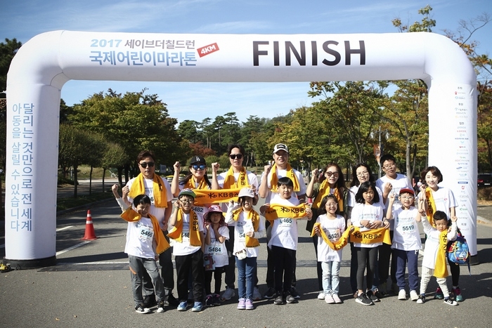 KB증권 임직원과 가족들이 지난 15일 서울 상암월드컵공원에서 열린 '제7회 국제어린이마라톤'에 참가해 기념촬영을 하고 있다./자료=KB증권