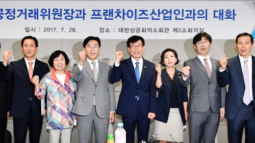 지난 7월 28일 김상조 공정거래위원장(가운데)와 박기영 한국프랜차이즈산업협회장(좌측에서 세번째) 등 관계자들이 긴급 간담회를 갖고 기념촬영을 하고 있다. 한국프랜차이즈협회 제공
