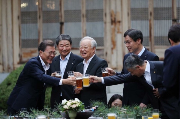 지난 8월 27일 청와대 상춘재에서 열린 기업인과의 대화에서 문재인 대통령과 함영준 오뚜기 회장(맨 오른쪽)이 맥주잔을 들고 건배를 하고 있다. 사진=청와대
