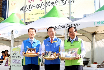 신한금융그룹(회장 조용병)은 20일 서울 중구 소재 신한은행 본점에서 그룹사 결연마을과 함께하는 '신한 따뜻한 장터'를 열었다. 이날 행사에서 조용병 신한금융그룹 회장(사진 가운데)과 위성호 신한은행장(사진 왼쪽), 정연보 서울시사회복지협의회 회장(사진 오른쪽)이 기념촬영을 하고 있다. / 사진제공= 신한금융지주