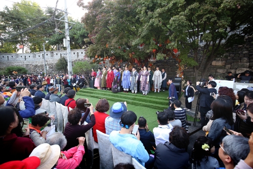 다산성곽길 예술문화축제 한복 패션쇼. 호텔신라 제공