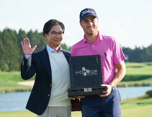 이재현 CJ그룹 회장이 CJ컵에서 우승한 저스틴 토머스 선수와 기념촬영을 하고 있다. CJ그룹 제공