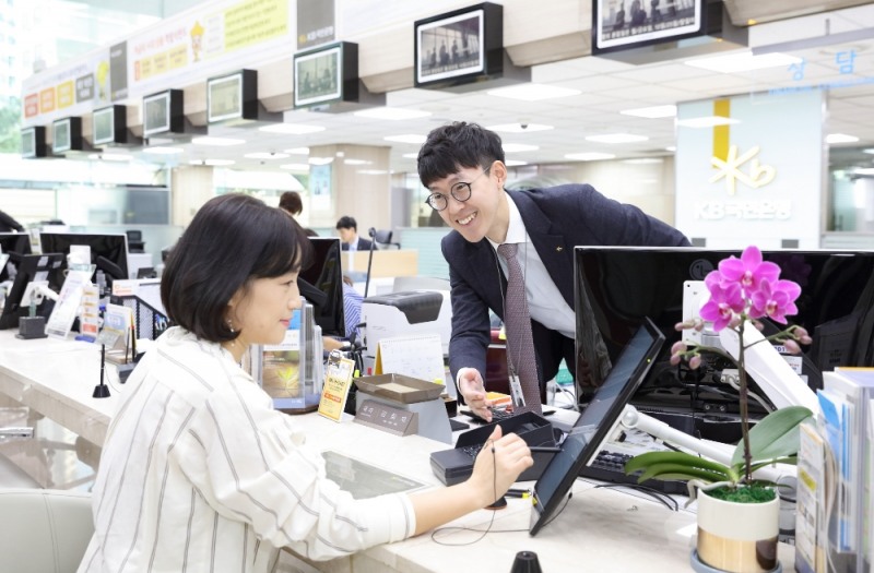 KB국민은행, '종이없는' 디지털 창구 운영 실시...내년 전 영업점 확대