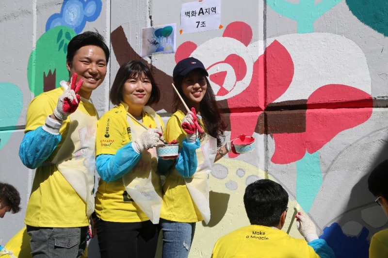 △아프로서비스그룹 임직원이 벽화 그리기 봉사활동을 하고 있다./사진아프로서비스그룹