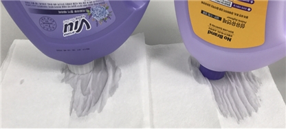 누수현상이 발생하는 섬유유연제 제품 2종. 한국소비자원 제공