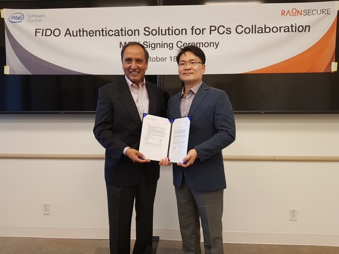 미국 실리콘밸리 인텔 본사에서 인텔 글로벌 전략제휴 부문 사이버시큐리티 사업개발 담당 알폰소 빌라세노(Alfonso Villasenor) 이사(왼쪽)와 라온시큐어 글로벌 전략제휴 담당 홍동표 CAO(Chief Alliance Officer) 가 PC FIDO 생체인증 기술개별 상호협력 조인식을 체결했다.