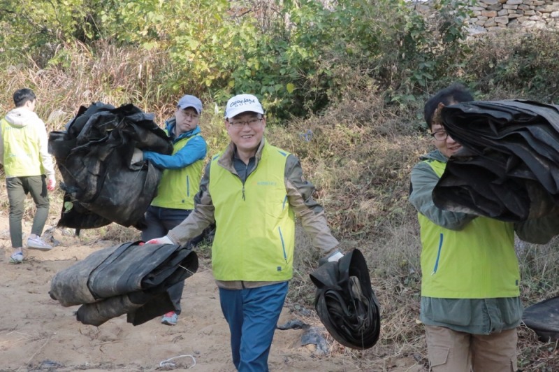 외암마을을 찾아 자원봉사활동을 펼친 정성환 전략총괄부사장과 농협생명 임직원 40여명/ 사진제공=NH농협생명
