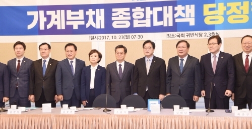 김동연 부총리 겸 기획재정부 장관(사진 왼쪽에서 다섯번째)이 지난 23일 국회에서 열린 가계부채 종합대책 관련 더불어민주당과의 당정협의에 참석했다. 기재부, 금융위, 국토부 등 관계부처는 24일 전날 협의를 토대로 관계부처 종합 가계부채 대책을 발표했다. / 사진제공= 기획재정부