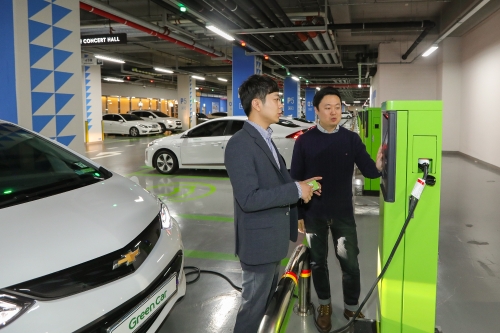 롯데월드타워에 위치한 전기차 충전소. 롯데물산 제공