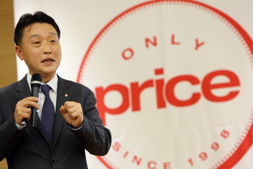 26일 서울 영등포 롯데리테일아카데미에서 남창희 롯데마트 상품기획(MD) 본부장이 자체브랜드(PB) '온리프라이스' 전략을 발표하고 있다. 롯데마트 제공