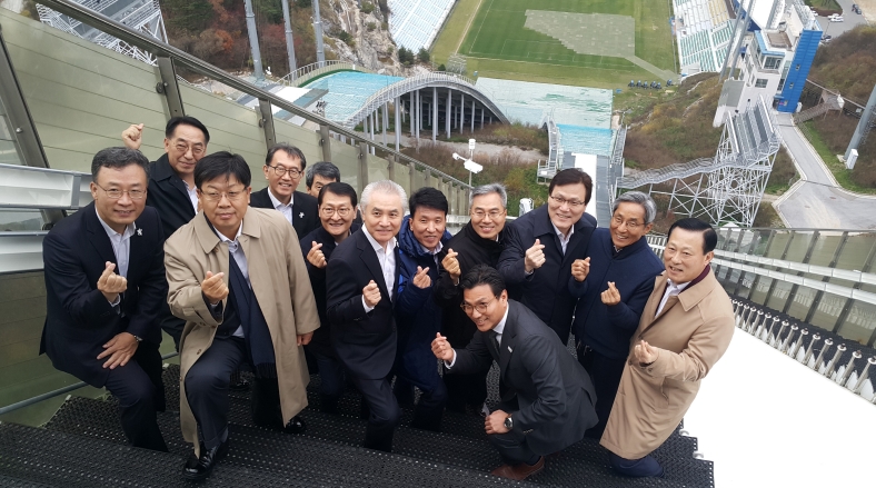 최종구 금융위원장, 하영구 은행연합회장, 9개 은행장이 26일 강원도 평창 알펜시아 스키점프대 현장을 시찰하고 기념촬영을 하고 있는 모습. /사진제공= 전국은행연합회