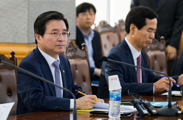 김용범 금융위 부위원장(사진 왼쪽)은 27일 서울 중구 은행회관에서 은행권 가계대출 동향 점검회의을 열고 최근 가계대출 변동 추이와 대출 금리 동향을 점검했다. / 사진제공= 금융위