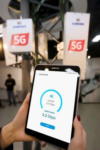△KT직원이 5G 연동 테스트를 결과를 확인하는 모습 /사진=KT