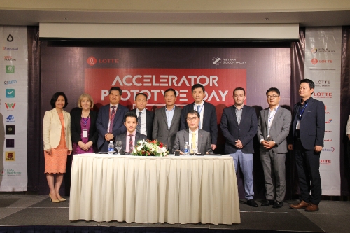 지난 26일 베트남 하노이에 위치한 롯데호텔에서 린 한(Linh Han) VSVA 대표이사와 이진성 롯데액셀러레이터 대표이사(앞줄 오른쪽)가 펀드 투자계약서에 사인 후 기념촬영을 하고 있다. 롯데그룹 제공
