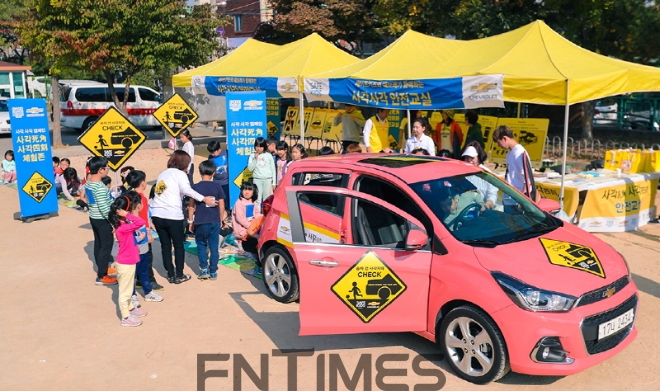 28일 쉐보레(Chevrolet)가 인천 부흥초등학교에서 인천 관내 지역아동센터 협의회와 연계해 600여명의 어린이를 대상으로 교통안전 캠페인을 진행했다. 사진은 이날 행사에서 참가 어린이들이 안전교육을 받고 있는 모습. 사진=한국지엠.