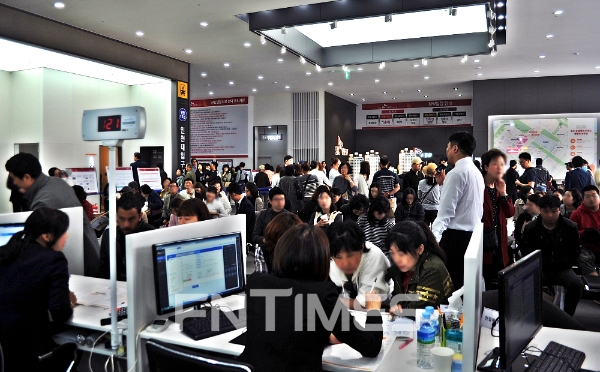 지난 27일 견본주택을 오픈한 SK건설 '송도SK뷰센트럴'에 예비 청약자들이 북새통을 이루고 있다. 사진=SK건설.