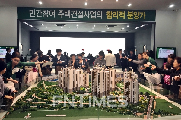 ‘동탄 레이크 자연& 푸르지오’ 견본주택을 방문한 관람객들이 단지모형을 보고 있다. 사진=대우건설.
