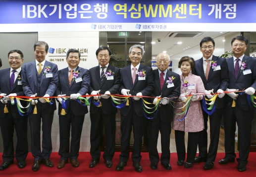 임상현 IBK기업은행 전무이사(왼쪽에서 네 번째)와 신성호 IBK투자증권 대표(오른쪽에서 다섯 번째)를 비롯한 관계자들이 기념촬영을 하고 있는 모습 / 사진제공= 기업은행