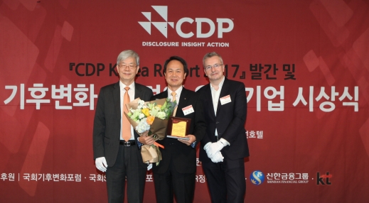 신한금융그룹은 29일 CDP 한국위원회가 발표한 기후변화 관련 세계적인 지속가능 평가제도인 '2017 CDP KOREA'에서 탄소경영 아너스클럽에 선정되었다. 신한금융지주 진옥동 부사장(사진 가운데)이 수상패를 받고 기념사진을 찍고 있다. 사진 왼쪽은 CDP 한국위원회 장지인 위원장, 사진 오른쪽은 CDP 회장 폴디킨슨. / 사진제공= 신한금융지주 