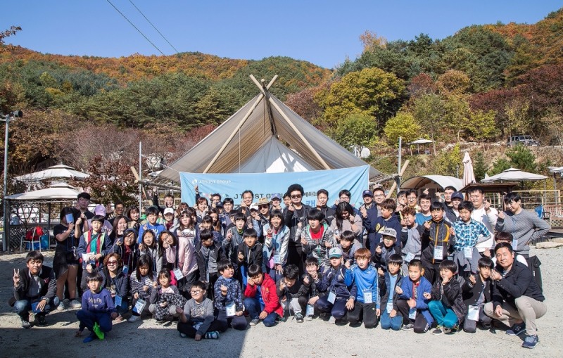△J 트러스트 그룹은 지난 27일부터 1박 2일 간 강원도 홍천 오고집글램핑장에서 성남시 소재 복지관 아이들과 '아주 행복한 가을 캠핑'을 진행했다./사진=J 트러스트 그룹