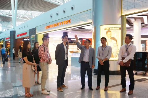 지난 26일 장선욱 롯데면세점 대표(좌측에서 네번째)가 베트남 다낭공항점을 방문해 오픈 준비 상황을 점검하고 있다. 롯데면세점 제공