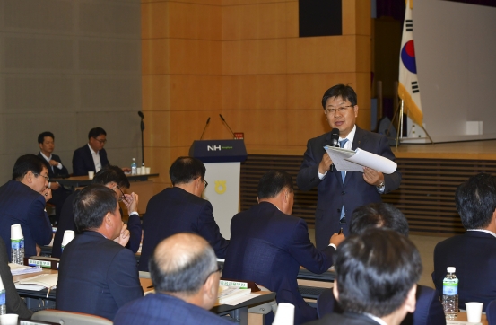 올해 3분기 농협은행 경영성과분석회의에서 이경섭 농협은행장(사진 가운데)의 발표 모습. / 사진제공= NH농협은행