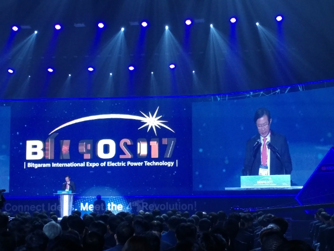 1일 조환익 한국전력 사장이 김대중컨벤션센터에서 열린 글로벌 종합에너지박람회 ‘빛가람 국제 전력기술 엑스포 2017(BIXPO 2017·Bitgaram International Exposition of Electric Technology, 이하 BIXPO)’에서 인사말을 하고 있다. 사진=유명환 기자.