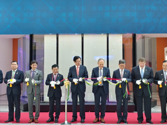 1일 조환익(가운데) 한국전력 사장이 광주 김대중컨벤션센터에서 열린 글로벌 종합에너지박람회 ‘빛가람 국제 전력기술 엑스포 2017(BIXPO 2017·Bitgaram International Exposition of Electric Technology, 이하 BIXPO)’에서 테이프 커팅식을 가졌다. 사진=유명환 기자.