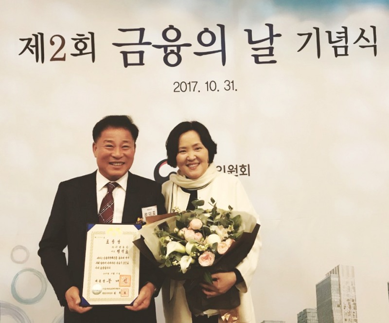 DGB대구은행은 지난달 31일 63컨벤션 그랜드볼룸홀에서 개최된 ‘제2회 금융의 날’ 기념식에서 DGB대구은행 거래고객인 아영통상·정목의료재단 한패밀리병원의 정덕표 이사장이 대통령 표창을 수상했다고 밝혔다. 정 이사장 내외./사진=대구은행 제공