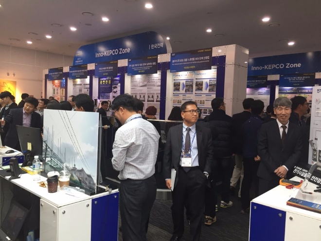 2일 한국전력의 빛가람 국제 전력기술 엑스포(Bitgaram International Exposition of Electric Power Technology, 이하 BIXPO)에서 관람객들로 북적여 발디딜 틈이 없었다. 사진=유명환 기자.