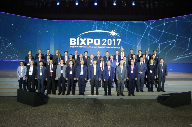 2일 한국전력이 주관하는 전력에너지 분야 4차 산업혁명을 리드할 ‘2017년 빛가람 국제 전력기술 엑스포(Bitgaram International Exposition of Electric Power Technology, 이하 BIXPO)에서 마이크하워드(Mike Howard)EPRI 부사장 등 참석CTO 및 CEO가 기념촬영을 하고 있다. 사진=유명환 기자.