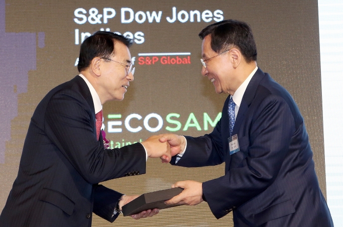 1일 서울 르 메르디앙 호텔에서 열린 '2017 다우존스 지속가능경영지수(DJSI) 컨퍼런스' 인증패 수여식에서 조용병 신한금융그룹 회장(사진 왼쪽)이 인증패를 받고 있다. / 사진제공= 신한금융지주