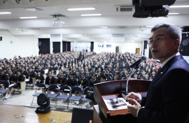 하영구 전국은행연합회장이 2일 서울여자상업고등학교에서 학생들을 대상으로 CEO특강을 하고 있다. / 사진제공= 은행연합회