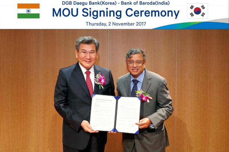 △박인규 대구은행장과 자야쿠마르 인도 바로다은행장이 2일 대구 침산동 대구은행 제2본점에서 상호협력을 위한 양해각서를 체결하고 기념 촬영을 하고 있다./사진=대구은행