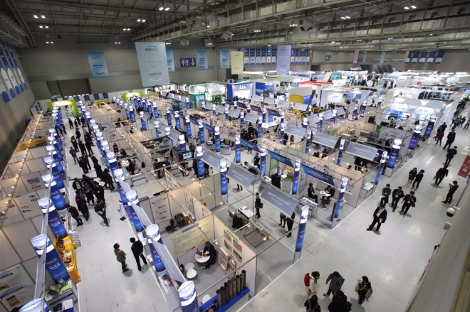 3일 한국전력이 ‘2017년 빛가람 국제 전력기술 엑스포(Bitgaram International Exposition of Electric Power Technology, 이하 BIXPO)에서 외국 업체 담당자들이 국내 기업과의 기술 협의를 위해 분주하기 움직이고 있다. 사진=유명환 기자.