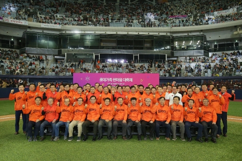 황각규(앞줄 좌측에서 7번째) 롯데지주 대표이사 등 롯데 주요 대표이사 및 임원들이 지난 4일 고척스카이돔에서 롯데 가족의 날 행사에 참석해 기념촬영을 하고 있다. 롯데 제공