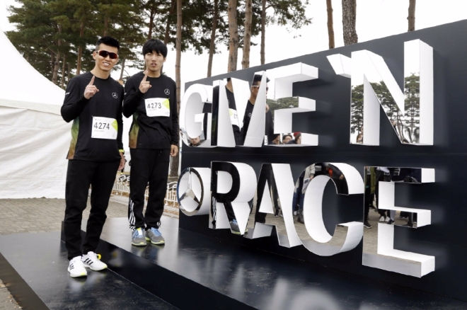 5일 서울 상암월드컵공원 평화 광장에서 열린 제2회 메르세데스-벤츠 ‘기브앤레이스(GIVE ’N RACE)’ 자선 달리기 대회장에서 가수 ‘션’과 장애인 육상 유망주인 서진우 군이 포즈를 취하고 있다. 사진=메르세데스-벤츠.