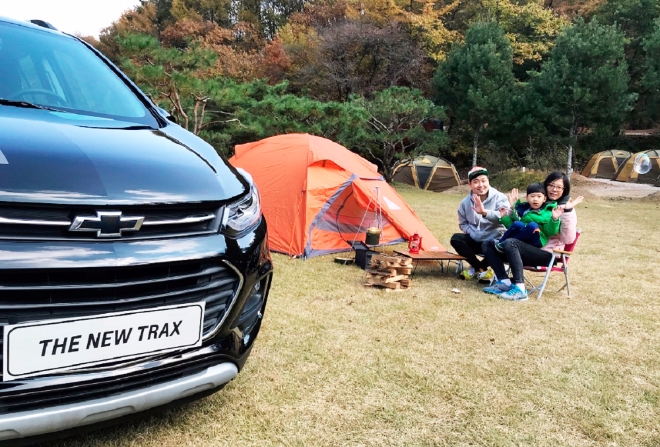 4일 쉐보레(Chevrolet)가 경기도 양평 수목원 오토캠핑장에서 ‘쉐보레 RV 패밀리 오토캠핑’을 1박 2일 일정으로 열었다. 사진은 쉐보레 트랙스 옆에서 참가 고객 가족이 포즈를 취하고 있는 모습. 사진=쉐보레.