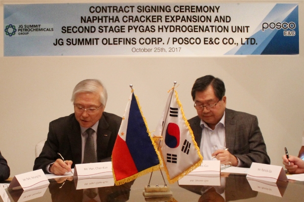 포스코건설은 5일 필리핀 석유화학 회사인 JG 써밋 올레핀스사와 납사분해설비 증설 공사 및 열분해가솔린 수소첨가설비 신설 공사에 대한 EPC 계약을 체결했다. 사진 왼쪽부터 한찬건 포스코건설 사장, 제임스 고 JG 써밋 홀딩스 회장. 사진=포스코건설.