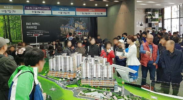 지난 3일 오픈한 두산건설 '북한산 두산위브 2차' 견본주택에 주말 3일간 1만5000명의 인파가 몰렸다. 사진=두산건설.