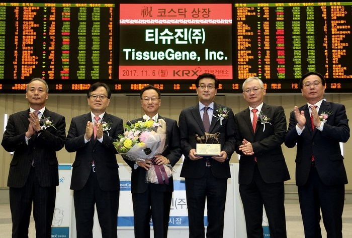 거래소 코스닥시장본부는 6일 오전 서울사옥 홍보관에서 티슈진의 코스닥시장 신규상장기념식을 개최했다. 상장기념패 전달 후 기념촬영. (왼쪽부터)최규준 한국IR협의회 부회장, 김재준 한국거래소 코스닥시장위원회 위원장, 이우석 티슈진(주) 대표이사, 이범섭 티슈진(주) 대표이사, 정영채 NH투자증권 IB사업부 대표, 송윤진 코스닥협회 부회장.