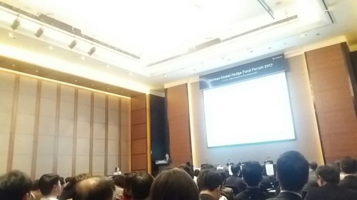 김형진 신한금융투자 사장이 7일 여의도 콘래드호텔에서 열린 ‘2017 신한 글로벌 헤지펀드 포럼’에서 발언하고 있다.