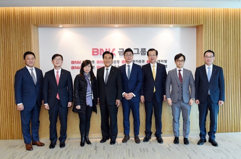 BNK금융그룹 김지완 회장과 그룹 관계자들이 6일 오후 부산은행 본점에서 HKAM(Hong Kong Asset Management) 관계자들과 미팅을 가진 후 기념촬영을 하고 있다. / 사진제공= BNK금융지주
