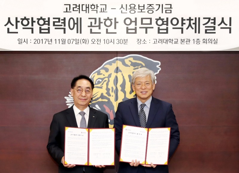 △황록 신용보증기금 이사장(왼쪽)과 염재호 고려대학교 총장이 7일 고려대 본관에서 대학창업 활성화 및 양질의 일자리 창출을 위한 산학협력 협약을 체결하고 기념촬영을 하고 있다./사진=신용보증기금