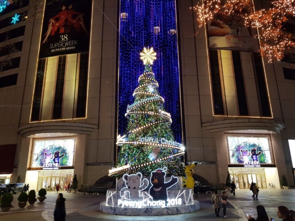 평창 동계올림픽 테마로 꾸며진 롯데백화점 잠실점. 롯데백화점 제공