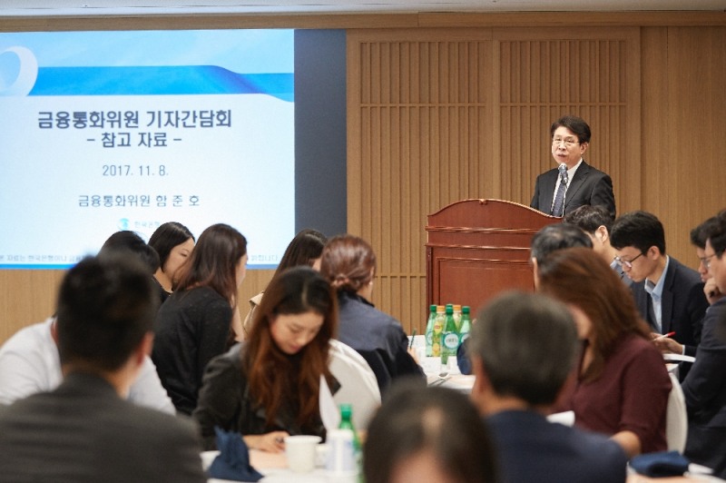 △8일 오후 서울 중구 세종대로 한국은행 본관에서 열린 출입기자 오찬간담회에서 함준호 금통위원이 '통화정책과 금융안정'을 주제로 강연하고 있다./사진=한국은행 제공